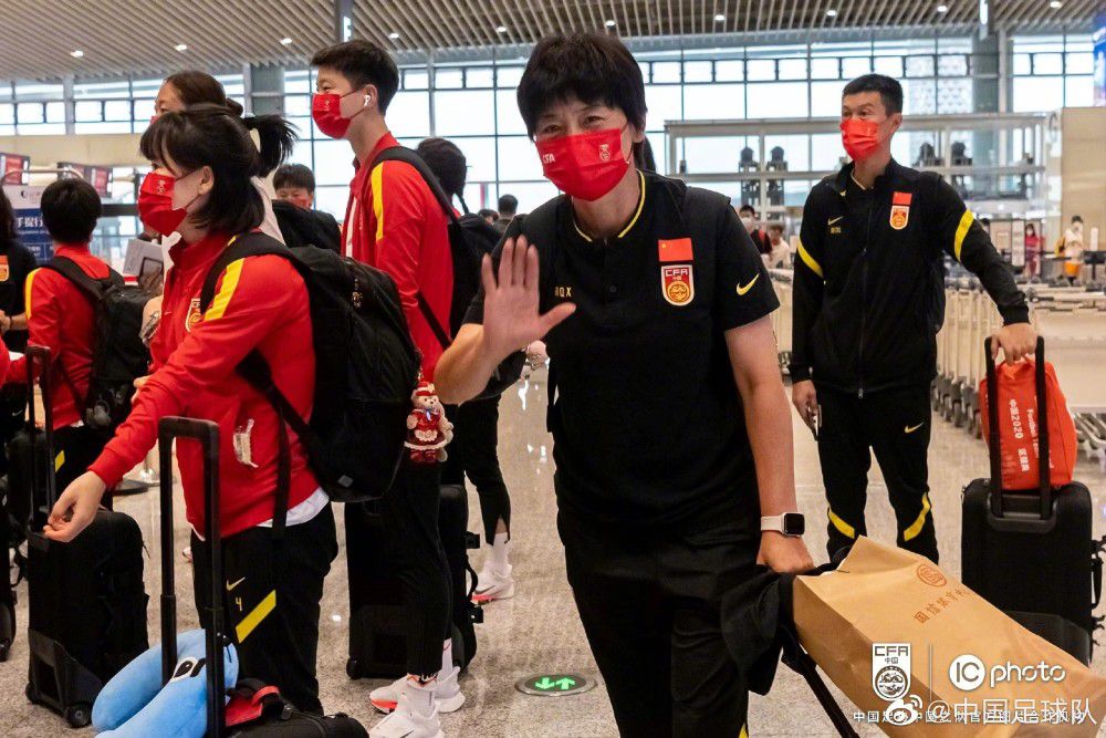 明代中叶，倭寇不竭骚扰东南沿海，东洋柳生一族辅佐德川家康之余亦要囊括华夏武林。因而“东洋霸刀”柳生（任达华饰）杀进武林、所向无敌，亦要向华夏武林第一高手“天剑”独孤无极（刘松仁饰）挑战。独孤无极正要与新婚老婆梦青丝（杨紫琼饰）成亲，却不能不为此事迟延。他向“鬼医”（吴孟达饰）乞助，遂用剧毒将本身功力进步数倍。交锋之日，独孤无死力战柳生，将其赶走，本身却被体内毒气错乱神经，乃至胡涂杀死山庄里无数友人，并气走青丝。青丝自此男装服装，假名独孤贞，杀尽全国亏心人。鬼医门生吴通（张卫健饰）为了回避年数比他年夜很多的未婚妻牛娃（郑裕玲饰），成婚当日逃脱，巧遇微服出游的天喷鼻公主（张曼玉饰）和贴身侍卫（吴君如饰），三人产生争执，此时独孤贞呈现得救。而此时镇上却在传言梦青丝在倡寮摆出迷魂阵召贤交锋的喷鼻艳传说风闻，惊奇的独孤贞因而与吴通一路前往探个事实......